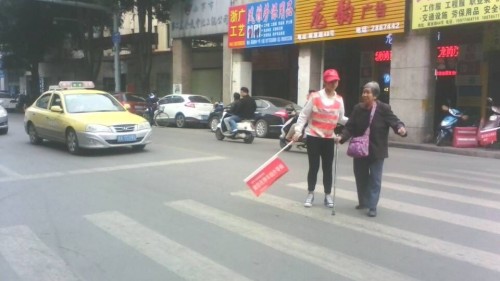 圖二我校志愿者扶老人過馬路_conew1.jpg
