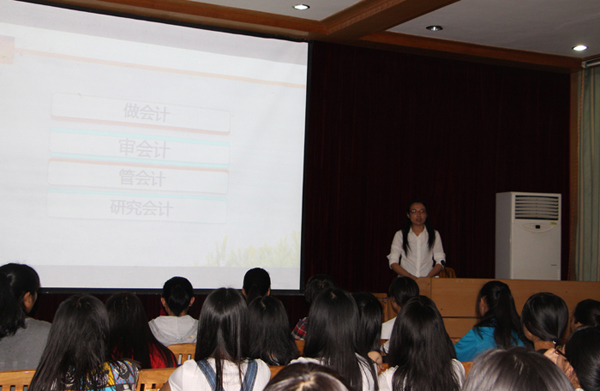 圖一 冠瑞會(huì)計(jì)師事務(wù)所有限公司馮藝平經(jīng)理進(jìn)行講座.JPG