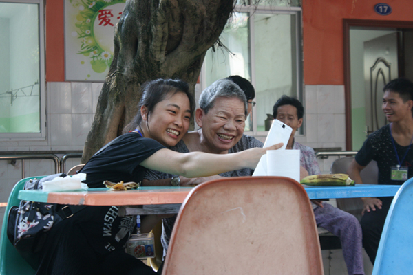 圖一 青年志愿者與老人用手機(jī)合影.JPG