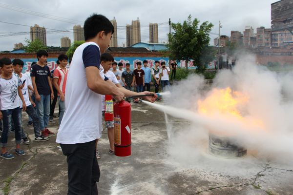 圖三學(xué)生練習(xí)使用干粉滅火器.JPG