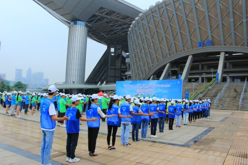 圖二 青年志愿者學(xué)習(xí)引領(lǐng)禮儀動(dòng)作_conew1.jpg