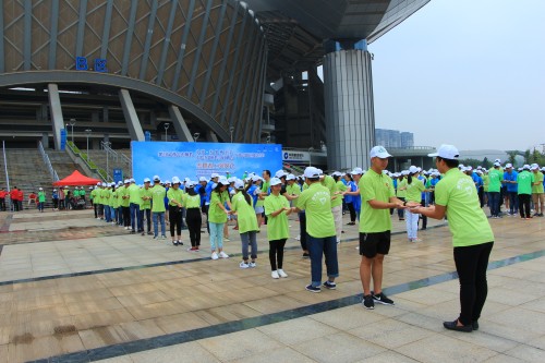 圖一 青年志愿者學(xué)習(xí)服務(wù)禮儀動(dòng)作_conew1.jpg