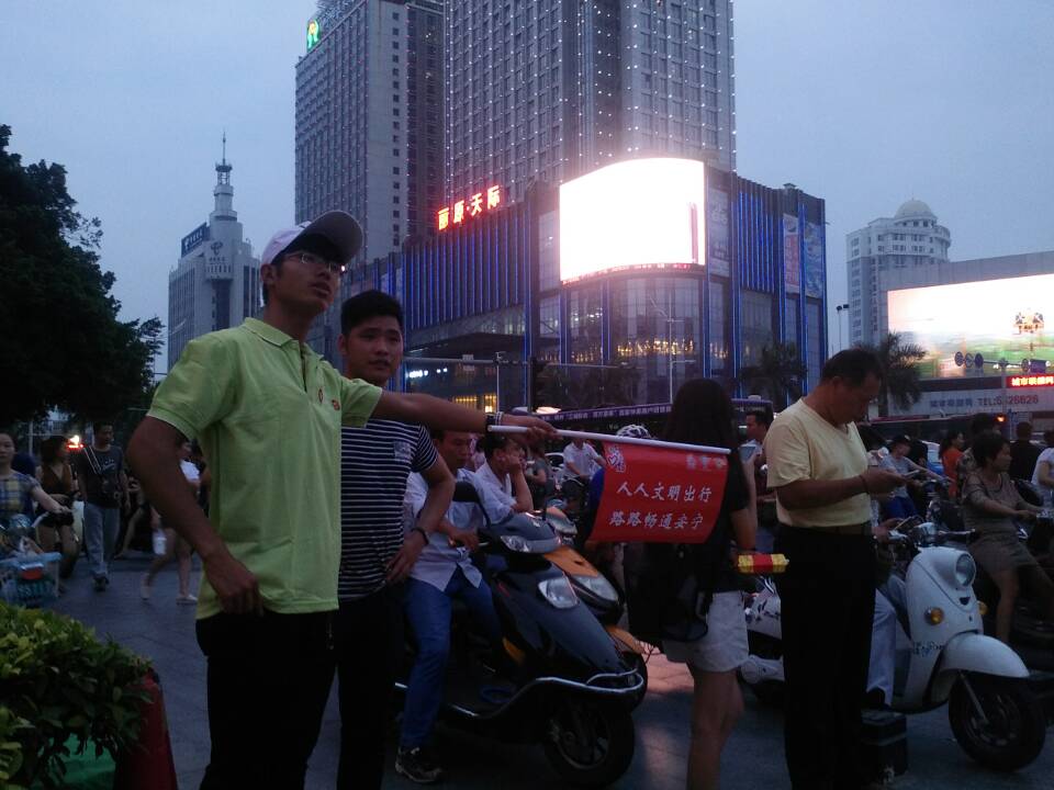 圖二 我校志愿者為路人指路.jpg