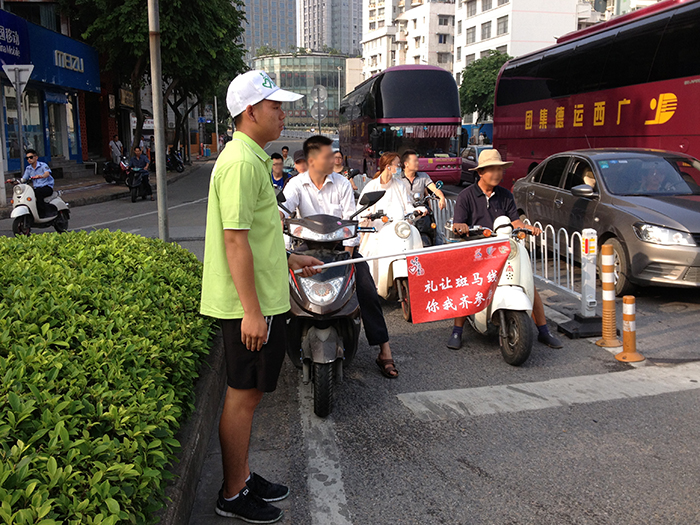 圖一 我校志愿者在認真站崗.JPG