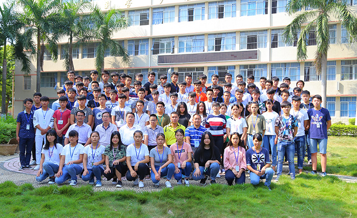 圖三 2016級學(xué)生干部與領(lǐng)導(dǎo)合影1.jpg