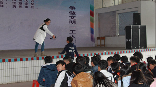 圖二主講人 肖科長(zhǎng)與學(xué)生進(jìn)行問(wèn)題互動(dòng)_1.jpg