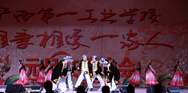 圖十 青年教職工《掀起你的蓋頭來》.jpg