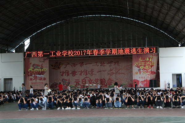 圖二 地震逃生演習(xí)中學(xué)生蹲下并雙手抱頭保護頭部.JPG