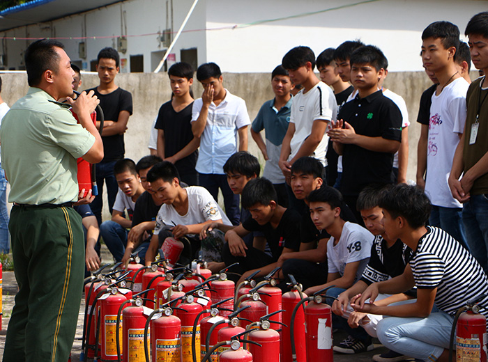 圖三 學生學習使用滅火器.JPG