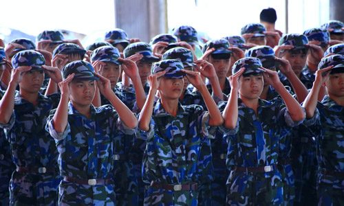 圖二 學(xué)生整理著裝.jpg