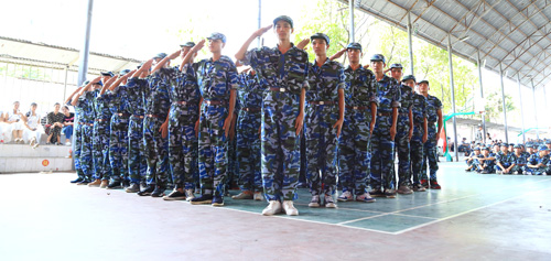 圖四 學(xué)生向主席臺(tái)敬禮.jpg