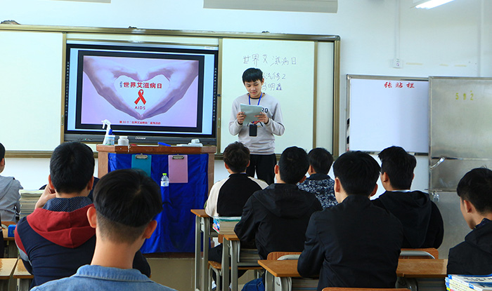 圖二 團支書到各班宣傳艾滋病預防知識.JPG