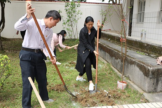 圖一 教職工在植樹_1.jpg