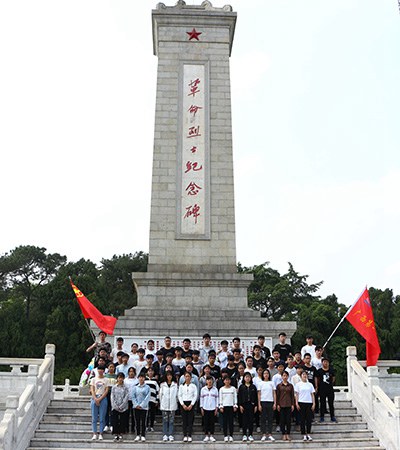 圖三 學(xué)生在革命烈士紀(jì)念碑前合影.JPG