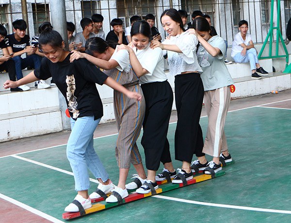 圖二 學(xué)生參加板鞋接力比賽.jpg