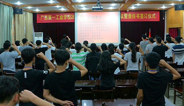 圖三 團干重溫入團宣誓誓詞.jpg