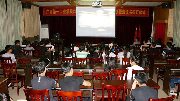 圖四 團干觀看電影《我的1919》.jpg