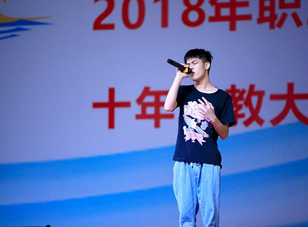 圖一  17物流班黃昱嘉同學(xué)獲得校園歌手大賽第一名_1.jpg