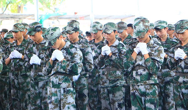 圖三 學生表演手語《感恩的心》.JPG