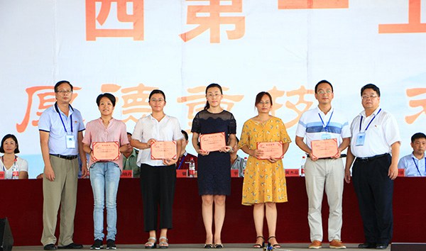 圖六 黃杰品校長、張海林書記與優(yōu)秀指導員合影.JPG