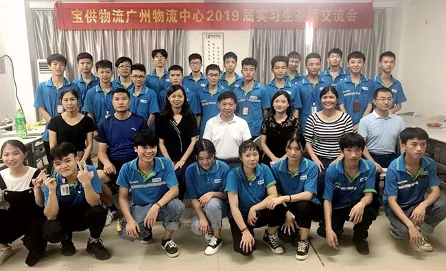 陳瑞強副校長在寶供物流廣州物流中心與實習(xí)生合影.jpg