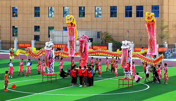校舞獅協會展示氣勢盎然的龍獅表演《青春一工步步高》.jpg
