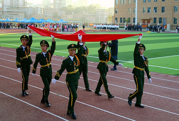 國旗隊高擎鮮艷的五星紅旗步伐矯健經過主席臺.jpg