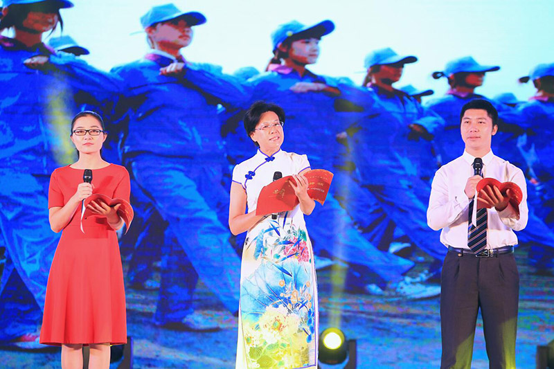 2.音畫詩《六十載耕耘 一甲子燦爛》向全體師生展示了學校60年的發(fā)展歷程.jpg