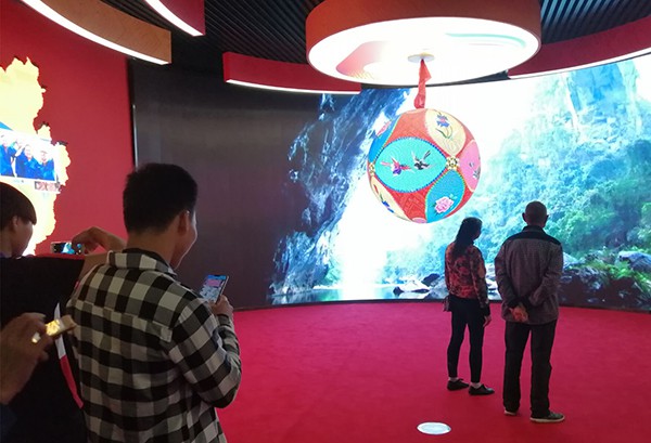 2.同學們正在分享成就展給身邊的朋友1-1.jpg