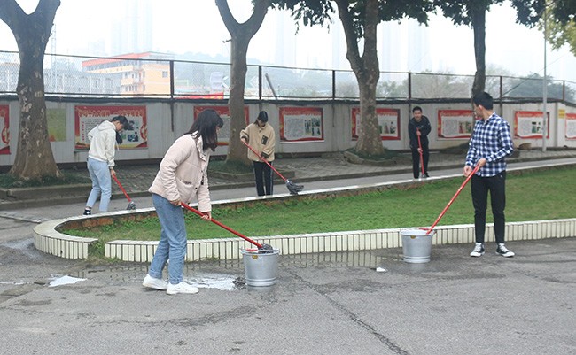 1.同學們正在清掃校園道路、綠化帶圍欄.JPG