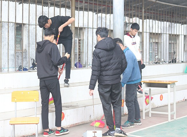 2.同學們正在清掃風雨球場.JPG
