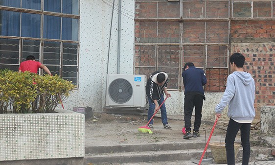 4.同學們正在清掃校園衛(wèi)生死角.JPG