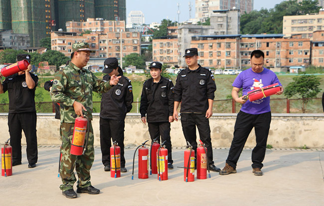 興寧消防大隊消防員在講解如何使用滅火器.jpg