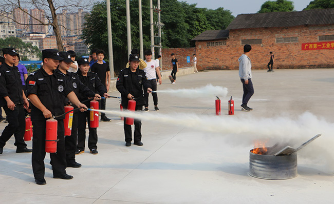 校安保人員在進行滅火實操演練.jpg