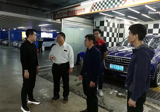 2.張海林書(shū)記與一諾汽車(chē)美容專(zhuān)家負(fù)責(zé)人進(jìn)行交流.jpg