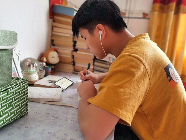 學(xué)生在家上網(wǎng)課3.jpg