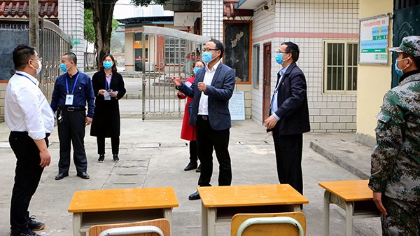 黃欣波主任到學(xué)生宿舍區(qū)檢查 .jpg