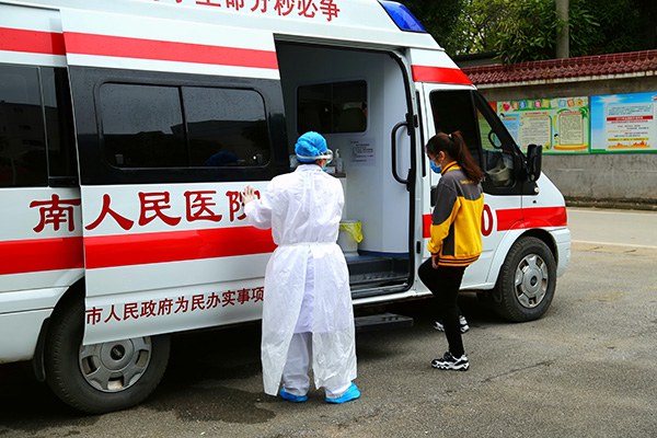 7.南寧市第四人民醫(yī)院派救護(hù)車接發(fā)熱學(xué)生前往醫(yī)院進(jìn)行排查治療.JPG