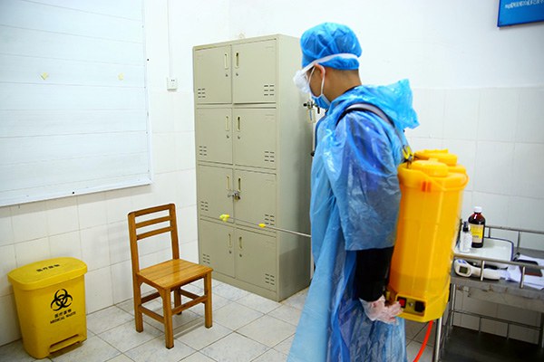 8.發(fā)熱學(xué)生被救護(hù)車接走后消毒人員立即對(duì)醫(yī)務(wù)室進(jìn)行消毒.JPG