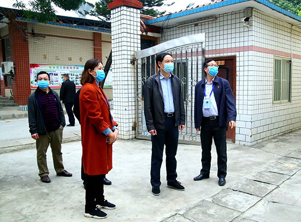 自治區(qū)應(yīng)急廳領(lǐng)導(dǎo)到學(xué)生宿舍區(qū)檢查防疫情況.JPG