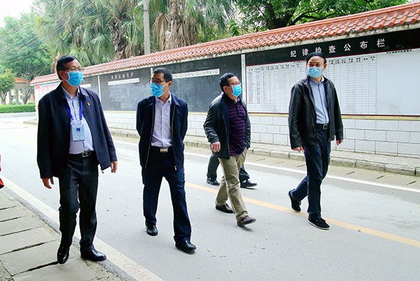 自治區(qū)應(yīng)急廳領(lǐng)導(dǎo)檢查校園防疫工作.JPG