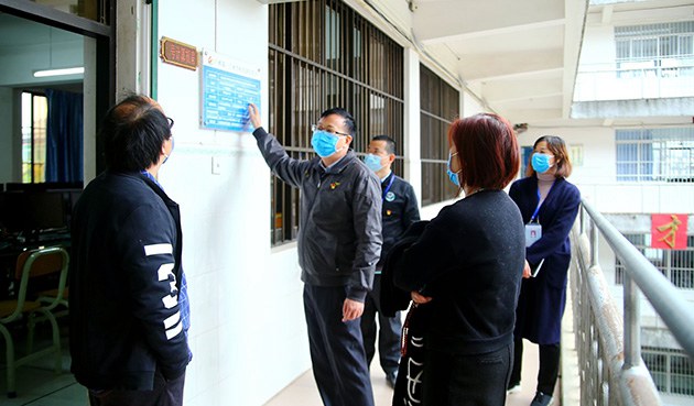 1585818457632328.jpg 檢查組在查看實訓(xùn)樓教室.JPG