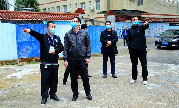 1585818490538356.jpg 檢查組在查看校園環(huán)境.JPG