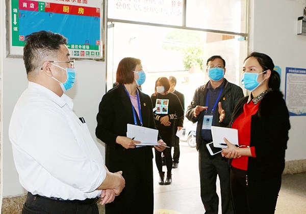 黃紅副處長一行到學(xué)校飯?zhí)眠M(jìn)行檢查.jpg