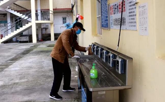 對飲水點進(jìn)行清潔消毒.jpg