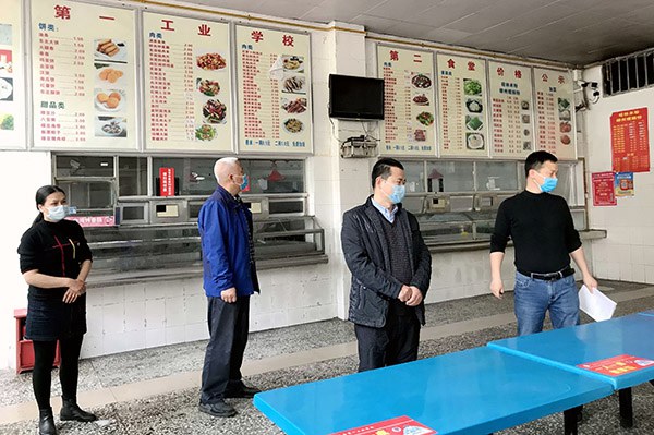 1587027758199019.jpg 李健副校長帶領(lǐng)檢查組檢查食堂就餐場所.jpg