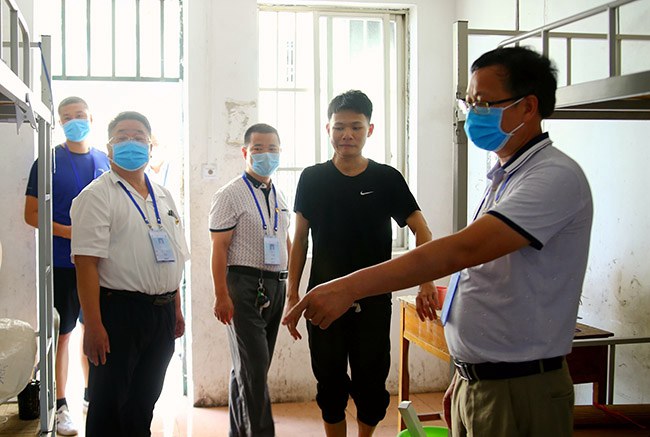 8.黃杰品校長、張海林書記、李健副校長到學(xué)生宿舍看望學(xué)生.JPG