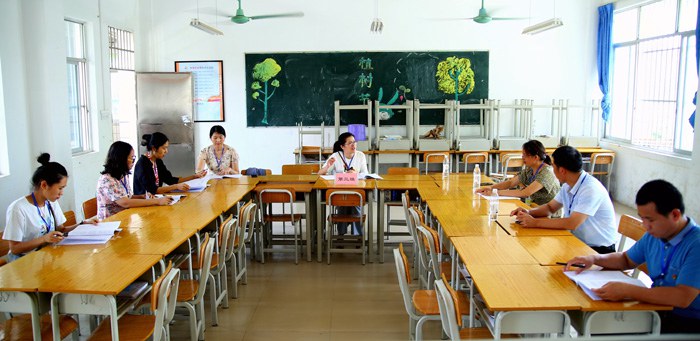 1595575982535056.jpg 與會(huì)代表分組審議各項(xiàng)工作報(bào)告.jpg