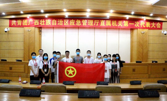 我校團(tuán)員代表合影留影.jpg