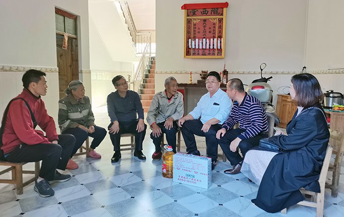 校領(lǐng)導(dǎo)走訪慰問貧困戶 (2).jpg